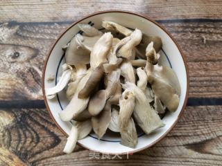 螺丝椒平菇炒肉丝的做法步骤：2