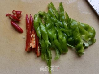 螺丝椒平菇炒肉丝的做法步骤：1