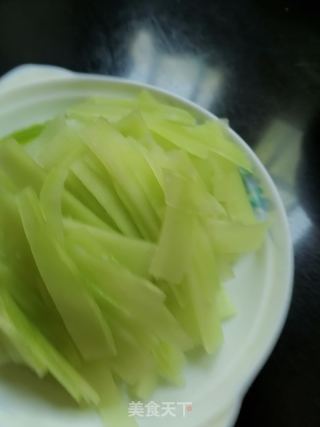 酱肉拌莴笋的做法步骤：2