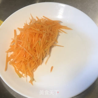 菠菜肉丝汤面的做法步骤：1