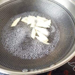 竹笋炒猪肝的做法步骤：1