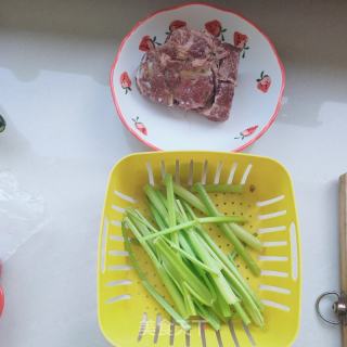 驴肉炒芹菜的做法步骤：1