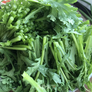 茶油炒茼蒿的做法步骤：2