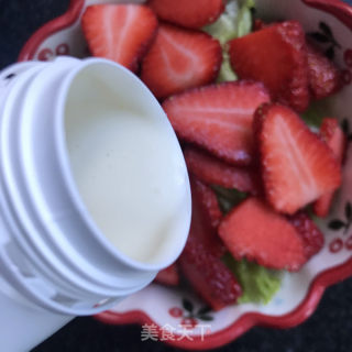 荞麦片酸奶拌草莓的做法步骤：6