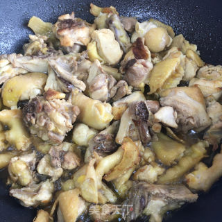 鹿茸菇板栗炖鸡块的做法步骤：7