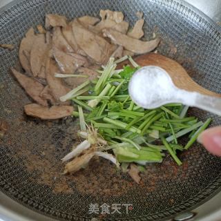 香菜炒猪肝的做法步骤：13