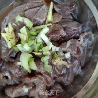 香菜炒猪肝的做法步骤：6