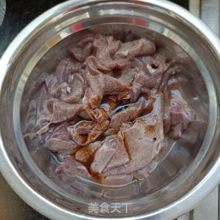 香菜炒猪肝的做法步骤：5