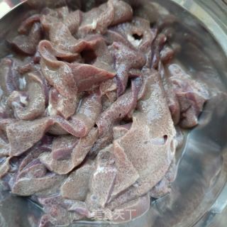 香菜炒猪肝的做法步骤：2
