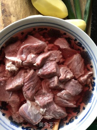 土豆炖牛肉的做法步骤：2