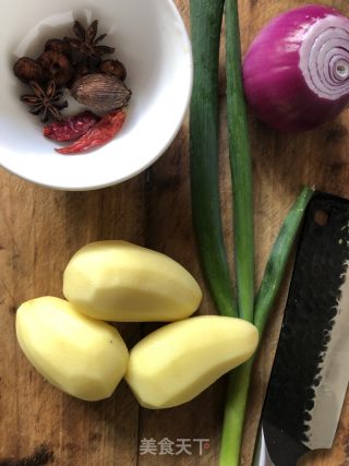 土豆炖牛肉的做法步骤：1