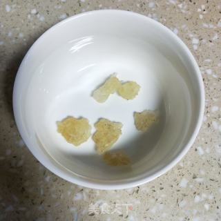 红枣牛奶炖雪燕的做法步骤：1