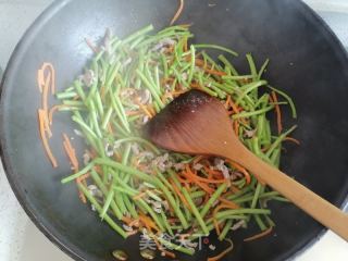 芦蒿炒肉丝的做法步骤：6