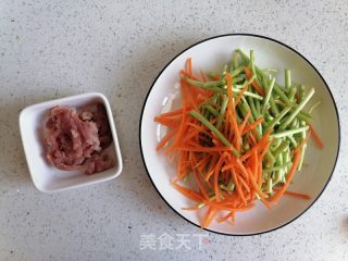 芦蒿炒肉丝的做法步骤：2