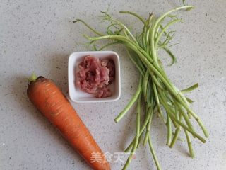 芦蒿炒肉丝的做法步骤：1