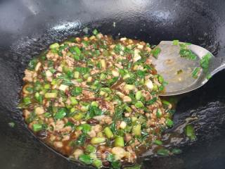 蒜苗肉沫炸酱面的做法步骤：1