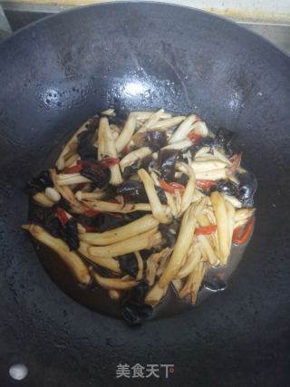 小炒海鲜菇的做法步骤：3