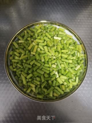 蒜苔炒腊肉的做法步骤：2