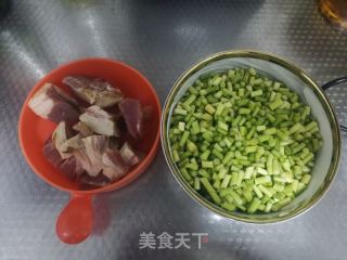 蒜苔炒腊肉的做法步骤：1