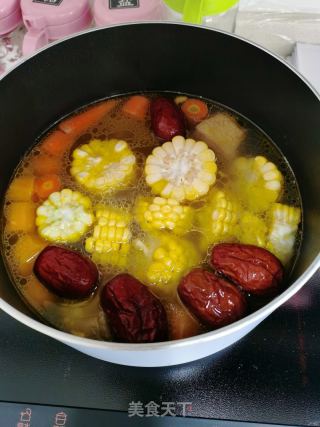 红萝卜玉米骨头汤的做法步骤：5