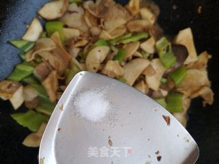 杏鲍菇尖椒炒肉的做法步骤：9