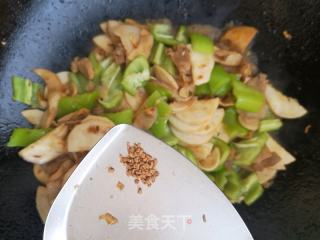 杏鲍菇尖椒炒肉的做法步骤：8