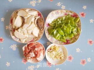 杏鲍菇尖椒炒肉的做法步骤：2