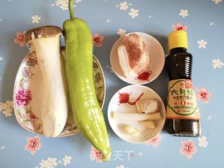 杏鲍菇尖椒炒肉的做法步骤：1