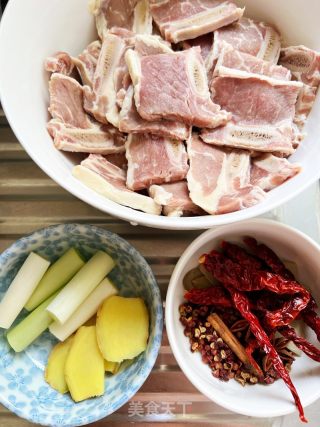 红烧牛仔骨的做法步骤：1