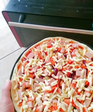 午餐肉虾仁披萨的做法步骤：12