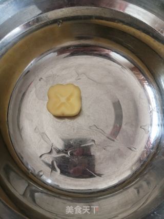 午餐肉虾仁披萨的做法步骤：2
