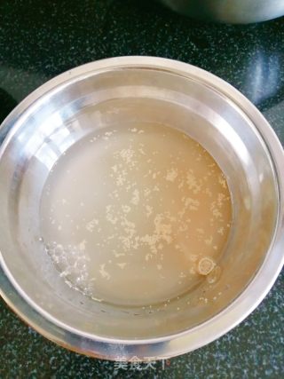 午餐肉虾仁披萨的做法步骤：1