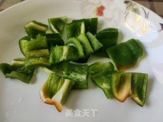 土豆辣子炒虾的做法步骤：1