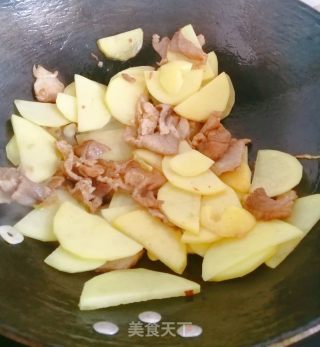 肉炒尖椒土豆片的做法步骤：4