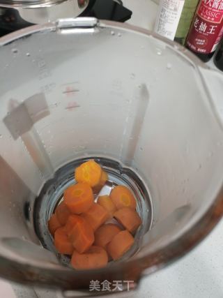 红萝卜奶牛饮的做法步骤：2