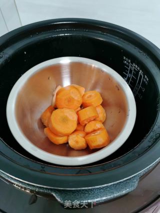 红萝卜奶牛饮的做法步骤：1