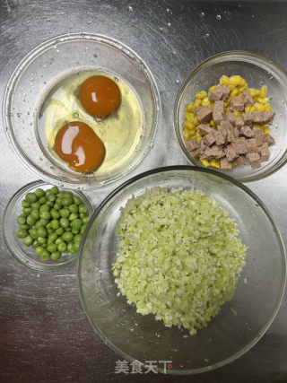 欧阳娜娜同款无米炒饭的做法步骤：1