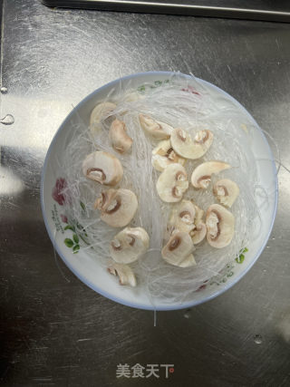 口蘑香肠蒸粉丝的做法步骤：4