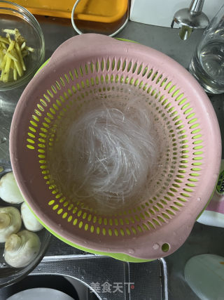 口蘑香肠蒸粉丝的做法步骤：2