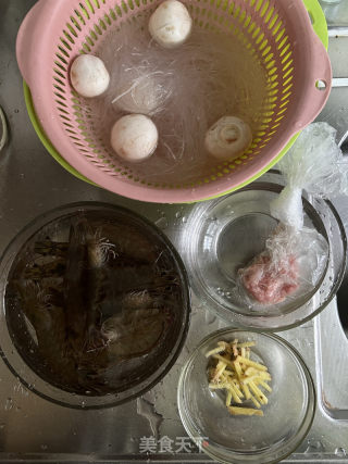 口蘑香肠蒸粉丝的做法步骤：1