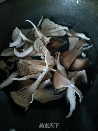 平菇炒肉片的做法步骤：1