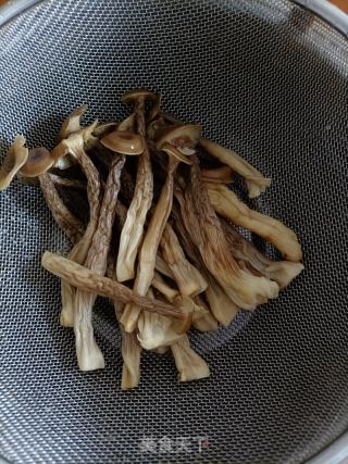 青菜鹿茸菇猪肉饺的做法步骤：1
