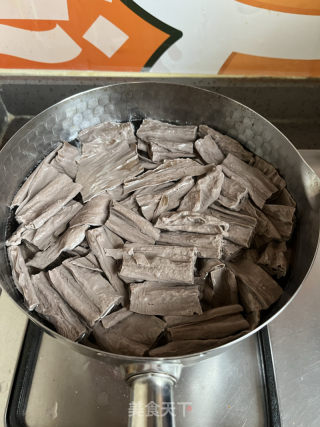 黑腐竹拌黄瓜的做法步骤：3