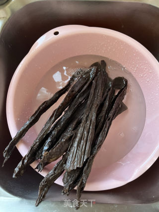 黑腐竹拌黄瓜的做法步骤：2