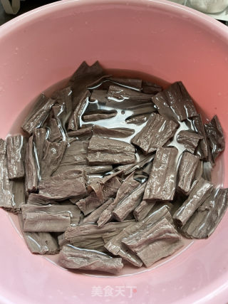 黑腐竹拌黄瓜的做法步骤：1