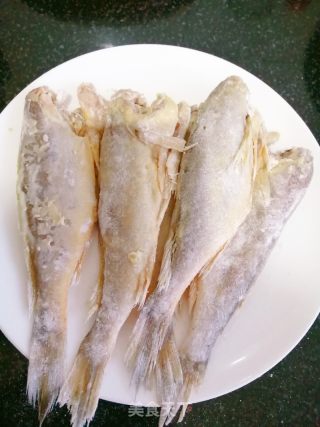 干炸小黄鱼的做法步骤：6