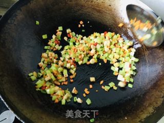 什锦酱油炒饭的做法步骤：4
