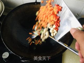 什锦酱油炒饭的做法步骤：3