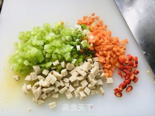 什锦酱油炒饭的做法步骤：2