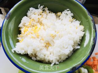 什锦酱油炒饭的做法步骤：1